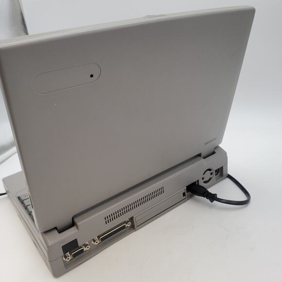 Vtg Toshiba Satellite Pro Series 425CDT /810 PA1225U Pentium Works Powers On - Picture 10 of 16